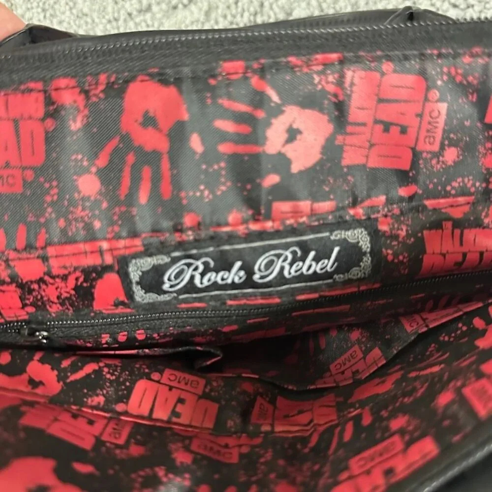 Officially licensed Walking Dead handbag with "In Daryl We Trust" on Front NWT - Picture 10 of 11